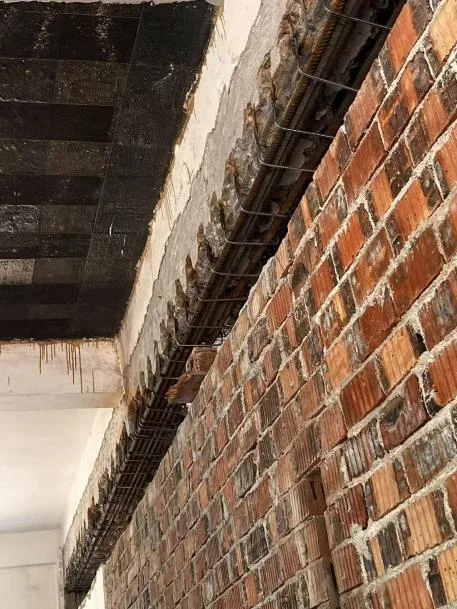 房屋加固:梁底植筋与碳纤维布补强