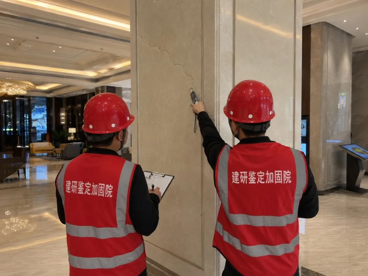 房屋使用安全鉴定:经营场所大厅现场检查