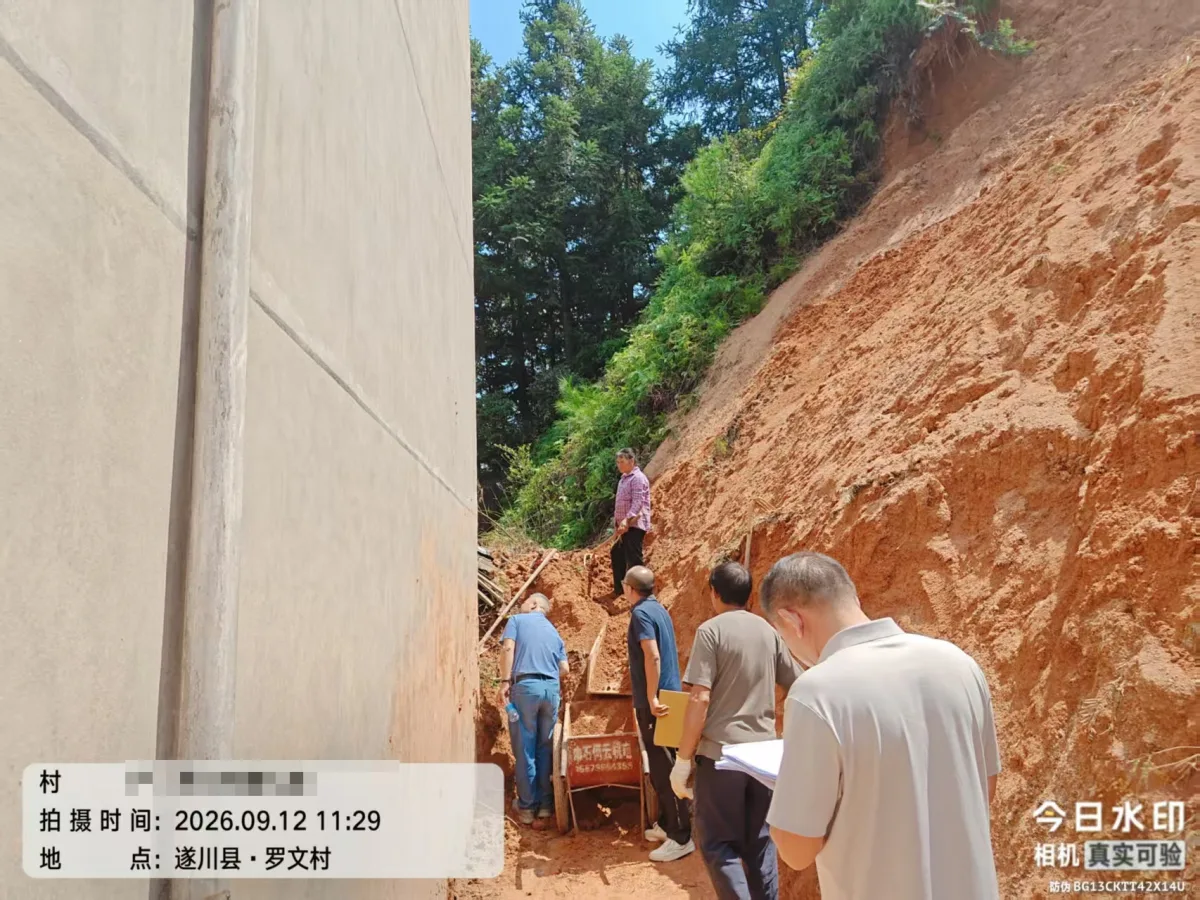 技术人员查看遂川房屋周边土体及场地状况